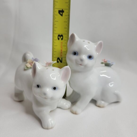 Vintage Porcelain Kitty Cat Salt and Pepper Shakers White Kittens with Flowers - Picture 8 of 8